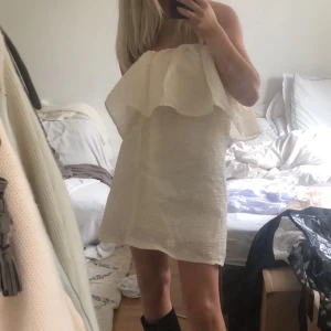 Populär klänning  - Säljer denna klänningen då den ej kommer till användning, den är lite insydd och uppsydd och banden är bortsydda, mer bekväm nu! Den är ganska ovardaglig annars🫶🩷