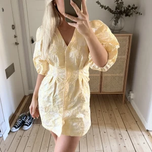 Gul puffklänning - Säljer denna superfina klänningen som är perfekt till midsommar. Superfin och aldrig använd! Storlek 36.🤍