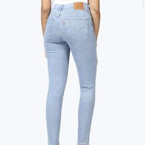 Mile high super skinny Levis jeans i storlek W 23 L 28. Välanvända men i rätt fint skick, några slitningar på ena fickan men inget mer än så. Nypris 1099💕