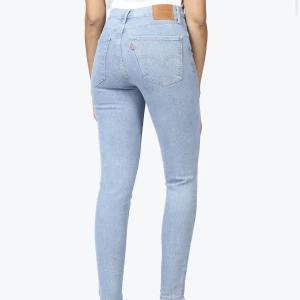 Levis jeans  - Mile high super skinny Levis jeans i storlek W 23 L 28. Välanvända men i rätt fint skick, några slitningar på ena fickan men inget mer än så. Nypris 1099💕
