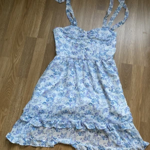 Klänning  - Gullig Klänning med volanger 