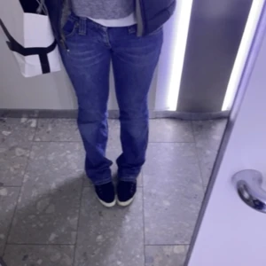 LEE JEANS😍 - Funderar på att sälja de här jättesnygga LEE jeansen då de är lite förstora för mig.💘 De är lågmidjade och endast använda 1 gång, har inga tecken på användning 💘 köptes för ca 800kr men säljer för 500kr💕 kontakta mig vid intresse💗 pris kan diskuteras 