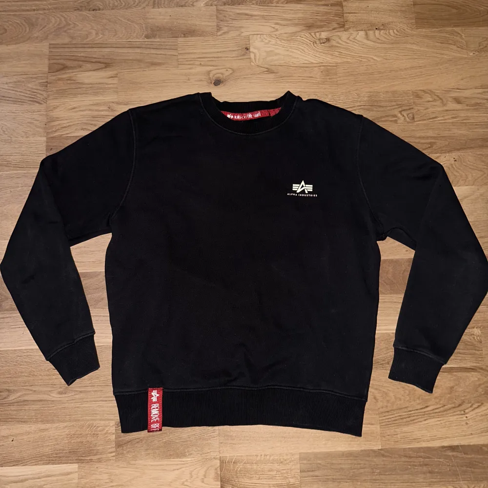 Fräsch Alpha industries svart sweatshirt i storlek M.. Tröjor & Koftor.