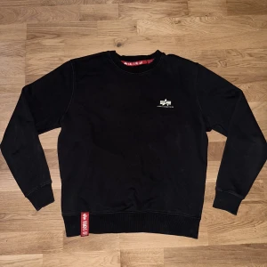 ALPHA INDUSTRIES BLACK SWEATSHIRT - Fräsch Alpha industries svart sweatshirt i storlek M.