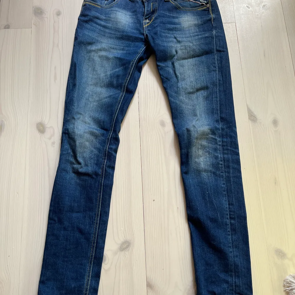 Super snygga low waist jeans från replay. Nypris är runt 2000 💕 (Pris kan diskuteras 😊). Jeans & Byxor.