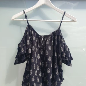 Superdry sommartopp - Superdry prairie girl topp i svart/mörkblå och vitt mönster. Snygg axellös med liten volang.🔳🔲