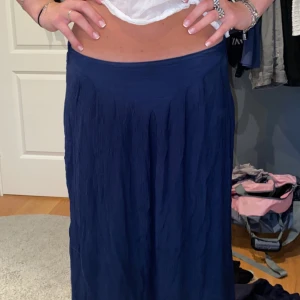 Långkjol - Säljer min mörkblå långkjol då den tomte kommer till användning! Den är lite för kort för mkg som är 173