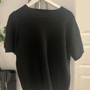 Skickad T-shirt  - Jättesnygg tröja från Vero Moda. Den är liten i storlek vilket gör att den passar allt från Xs till L. Bara använt 1 gång så den är typ ny. Köpte för 170 så säljer för 100. Om många är intresserade startar jag en budgivning💗