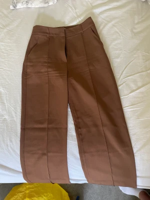 Kostymbyxor  - Perfect fit suitpants från Madlady, högmidjade, använda fåtal gånger och i nyskick!  Stl: 36  Längd: Regular 