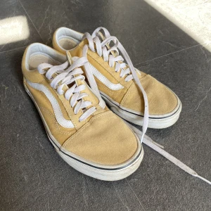 Gula Vans - Gula Vans Old School i storlek 38,5. Använda men i gott skick (7/10)💛