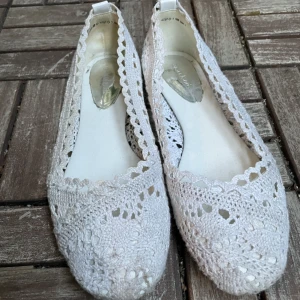 Ballerina skor  - 🤍Söta ballerina skor. Använda en gång på ett bröllop. Vägen dammade så de blev lite gråa annars väldigt fint skick. 🤍