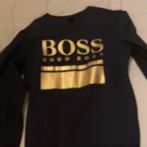 Säljer en Hugo boss tröja strl 