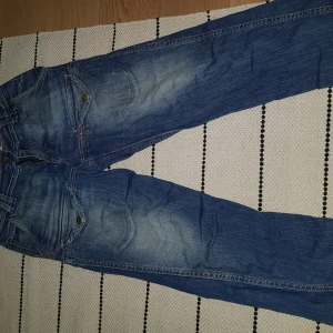 Jeans - Jeans med rosa detaljer. Bra skick