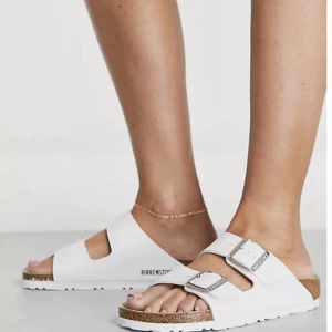 Birkenstock  - Vill se intresset på dessa vita birkenstock köpta förra sommaren och knappt använda! Priset går att diskutera 