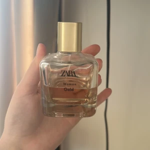 Zara parfym - Säljer denna då jag använder andra mer, luktar super gott och fräscht 💗 100 ml från början så kanske 50/60 nu