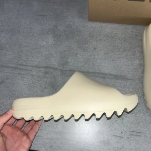 Yeezy slides - ✅YeezySlides✅Strl-42/43✅ Kvitto Finns✅