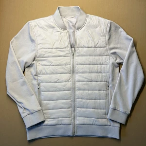 Ljusgrå cardigan  - Riktigt skön slutsåld cardigan i ljusgrå färg. Märket heter reserved. Nyskick inprincip. Riktigt nice plagg. Färgen e chill. Storlek M. Fler frågor kontakta gärna!