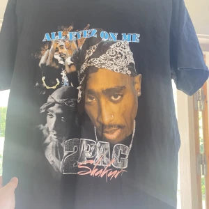 2pac t-shirt - Använd en gång. Inget fel med den. Bekväm t-shirt i storlek M🫶🏻 (köpt från junkyard)