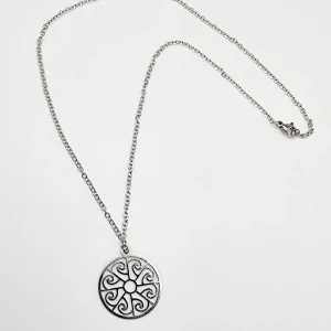Handgjort halsband  - Material-rostfritt stål 👌 Nickel fri. Längd: 22cm. Hängsmycke-2,5cm [Frakt 15kr]
