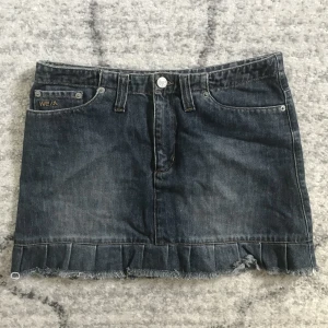 Denimskirt - Lågmidjad jeanskjol med fina detaljer och fickor <3 Midja: 29 cm längd: 35 cm <3 (Lägger ut igen då vinnaren av förra budgivningen inte betalar)