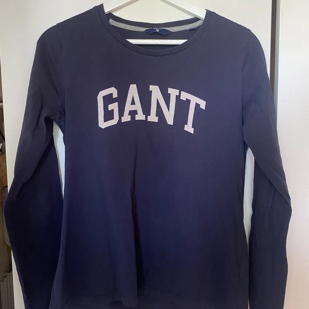Långärmad blå tröja från märket Gant. Storlek M. Skönt och svalt material. Skickar gärna mer bilder 🥰 . Toppar.