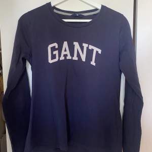 Långärmad blå tröja från märket Gant. Storlek M. Skönt och svalt material. Skickar gärna mer bilder 🥰 