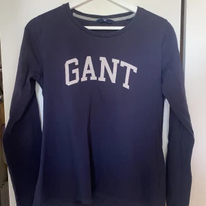Gant - tröja  - Långärmad blå tröja från märket Gant. Storlek M. Skönt och svalt material. Skickar gärna mer bilder 🥰 