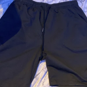 Säljer svarta shorts - Säljer mina svarta shorts köpte dom för 170kr och har bara använt dom 3 gånger så jag säljer dom för 90kr men priset kan diskuteras. Shortsen är jätte sköna.