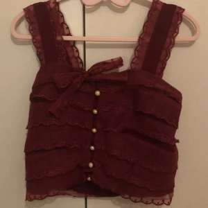 Söt spets topp - Jättefin spets topp som ttvärr inte kommer till användning. Köpt här på plick och är gott som ny. (åker utomlands 9 juli)