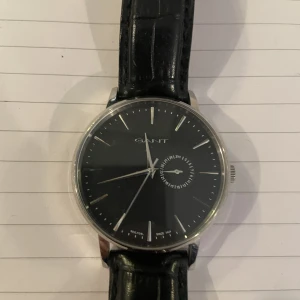 Gant klocka hetr - Säljer svart läder gant klocka herr, nypris 1800kr 