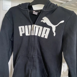 Kofta  - En Puma kofta i storlek S, säljer på grund av att den är för liten.