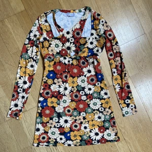 Retro stil klänning - Jättefin 70-tals mönstrad klänning Aldrig använd! :)