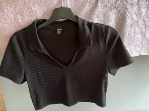 Topp/Blus  - En helt oanvänd tröja sitter väldigt bra tycker bara inte om att den sitter lite högt upp därav säljer jag den
