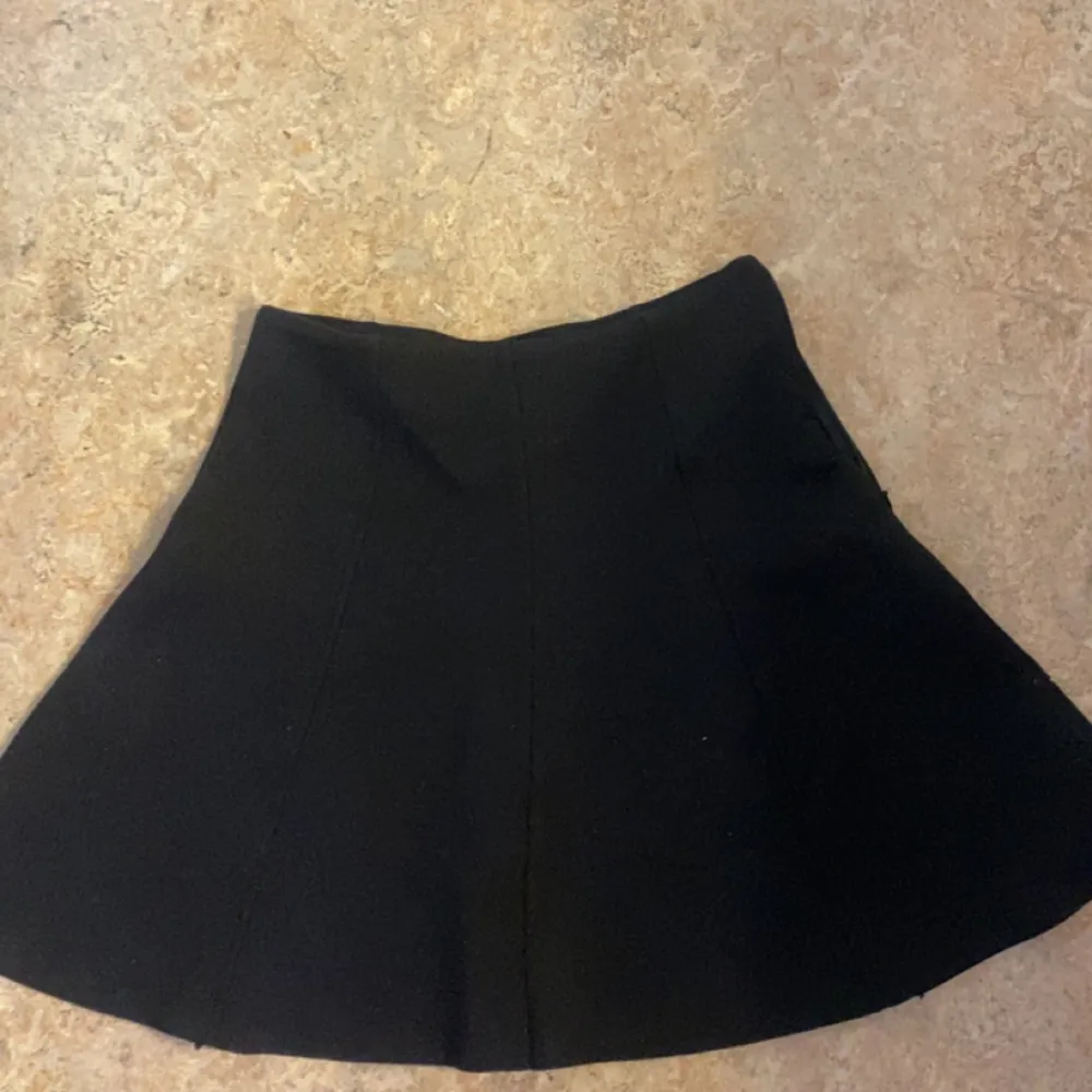 Fett fin kjol från carin Wester , kommer bara inte så mycket till användning därav säljer jag den. Endast använt 2 gånger. Kjolar.