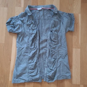 Skjorta - Kortärmad skjorta från Fransa i storlek S. Färgen är grå-grön. Kan även fraktas med portokod för 15kr💗