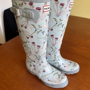 Hunter RHS special edition 36 - Säljer dessa ljuvliga, mycket ovanliga gummisar som sålda slut direkt..  Använda fåtal gånger, ser nu när jag stirrar noga att de har vad som ser ut som lätta “skrapmärken” på sidan, men har endast stått i min garderob så idk 🤷🏻‍♀️ DM for more pics