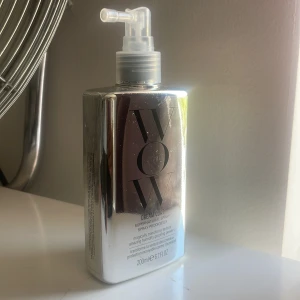 color wow dream coat  - har bara använt en gång. Jag vill sälja den eftersom mitt hår är väldigt tjockt och det tar för lång tid och använda den så kan lika gärna sälja. pris går att diskutera 💕