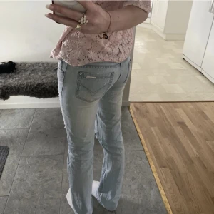 Ljusblåa lowwaist jeans - Söta bootcutjeans köpta på plick! Säljer då de var för stora😊💕(bilder från tidigare ägare - skriv privat för fler bilder) personen på bilden är 167 cm för referens. 
