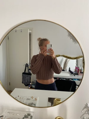 Tröja  - Denna fina bruna tröjan är stickad och även kroppad💓väldigt bra skick💓säljer för att den är lite för kort för min smak💓