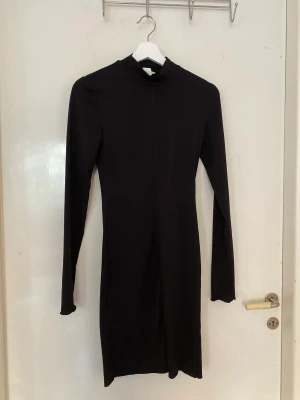 Långärmad klänning  - Långärmad tight klänning från H&M. Avklippt till ovanför knäna på mig som är 163cm. En rak söm i mitten framtill dekorativt. 