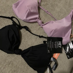 BIKINI TOPPAR  - Jättefina bikini - toppar från Nelly.com. Dom är helt nya och oanvända med etiketterna kvar. Strl S/M 🌸 100kr för båda. 