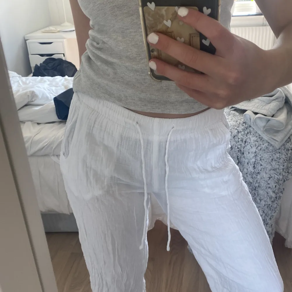 Superfina byxor i 100% bomull💗 skadade längst ned på benet men inget märkvärdigt (bild 3) . Jeans & Byxor.