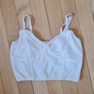 Spets topp - Supersöt vit spetstopp från Bikbok, i väldigt bra kvalitet! 💓 säljer då den inte kommer till använding. 