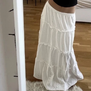 Maxikjol - Superfin vit maxikjol med broderi. Aldrig använd då jag tycker att den är lite för stor på mig❤️