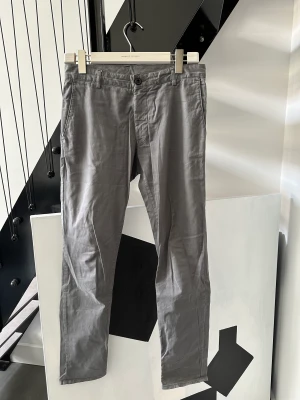 Tiger of Sweden Chinos - Gråa chinos från Tiger of Sweden. Slim fit storlek 46 Oanvända
