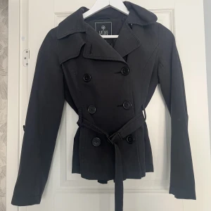 Kort kappa  - Super söt kort kappa från Le Lis Blanc! Den är ganska tunn i materialet så jag skulle beskriva den som en vår-jacka! 💕