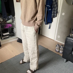 Linnebyxor Arket - Linnebyxor köpta från Arket. Använda 2-3 ggr och mycket bra skick. Tyvärr lite för stora för mig.    Kom gärna med prisförslag och tveka inte på att höra av dig😉    Nypris: 699kr