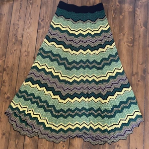 Sandro kjol  - Superfin sommarkjol från Sandro, köpt i Paris. Går ner till fötterna på mig som är 163. Älskar den men dags att få nya vingar. 