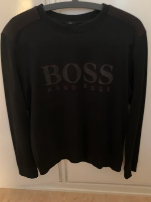 Hugo boss tröja - Hugo boss tröja med röda nyanser Stl:M, Bra skick ej kvitto på den tyvärr då den är köpt ett tag tillbaka