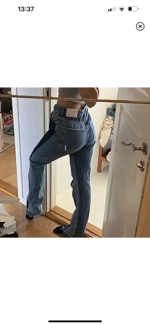 Bershka jeans - Jeans från bershka i strl 38! Jag på bilden är xs-s så går att styla beroende på fitten man vill ha! Går inte att köpa längre 💕 jag är 171 cm lång🫶 perfekt skick! Så unika & coola🤍